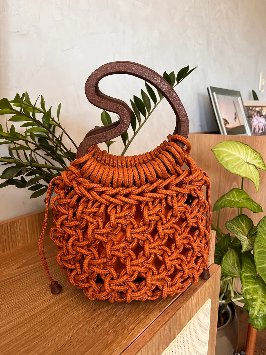 Bolsa de macramê artesanal feita à mão